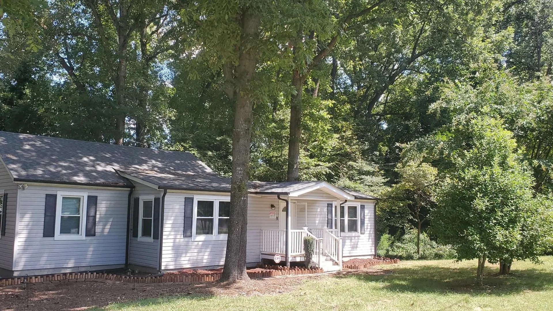Private Single Level Standalone House Large Lot - 3 Bedrooms Charlotte 0*,