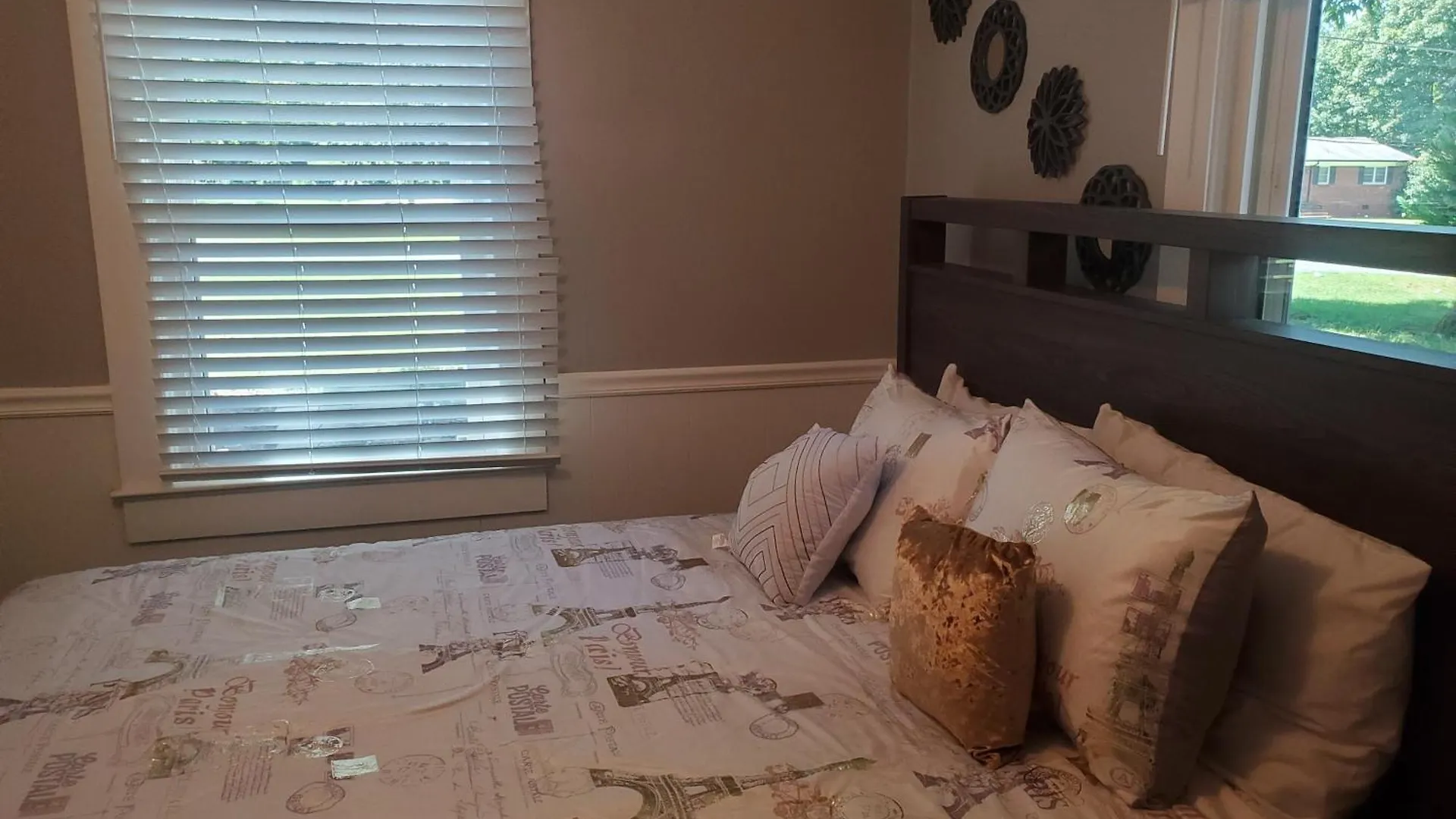 Holiday home Private Single Level Standalone House Large Lot - 3 Bedrooms Charlotte United States