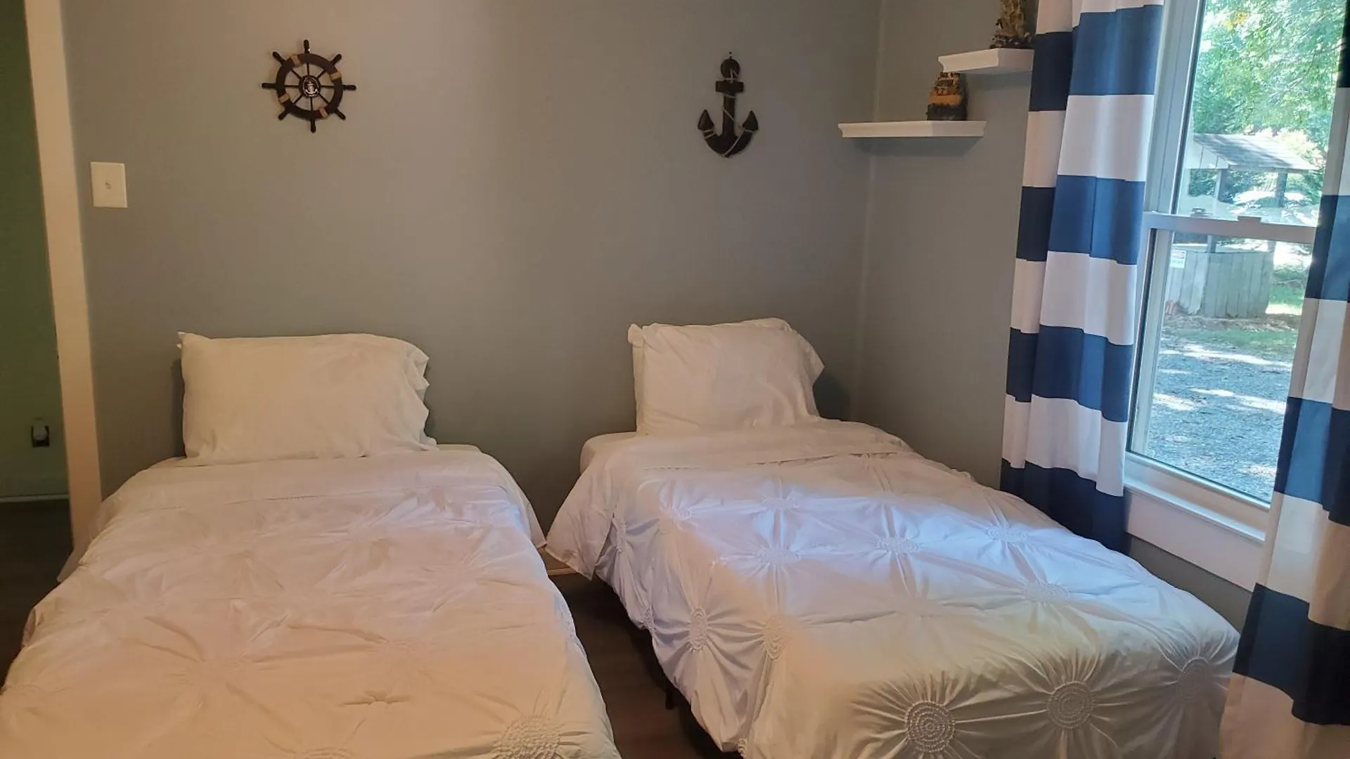 Private Single Level Standalone House Large Lot - 3 Bedrooms Charlotte