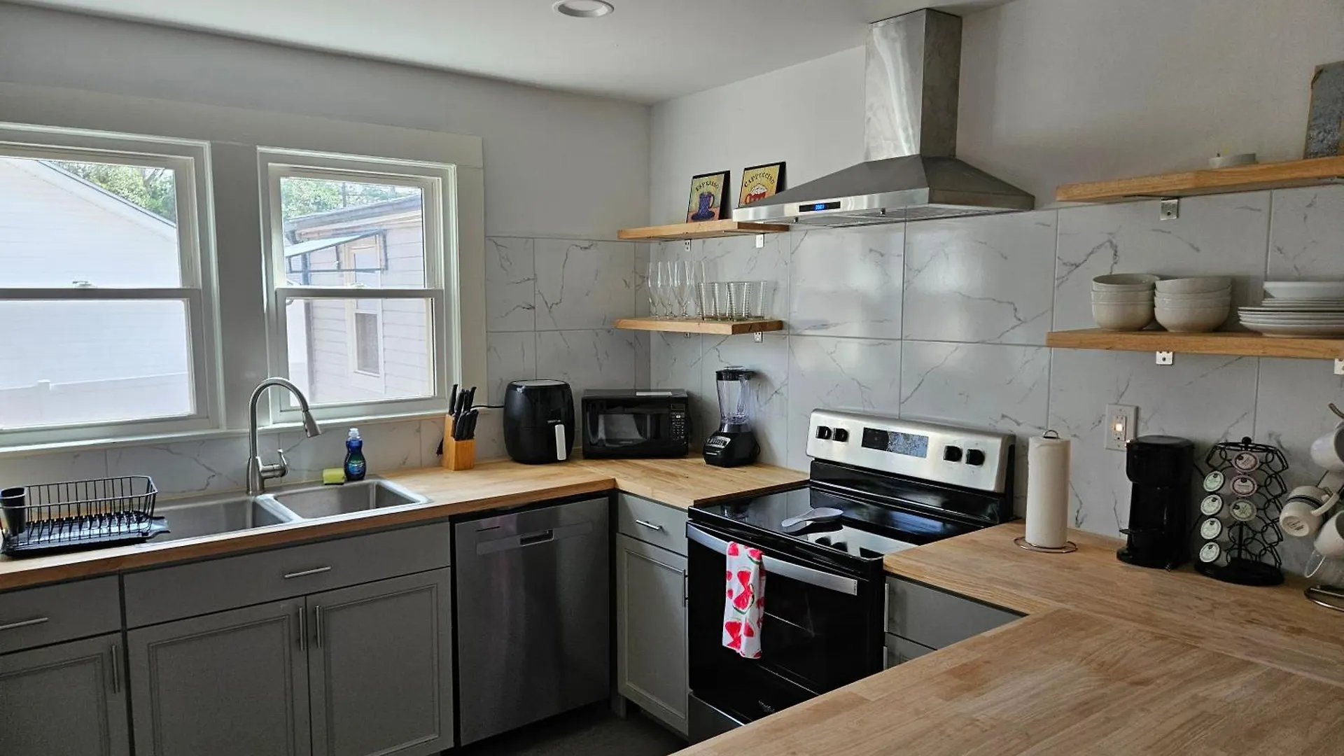 Holiday home Private Single Level Standalone House Large Lot - 3 Bedrooms Charlotte
